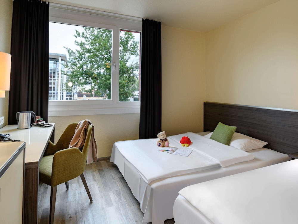 Standard Room, Multiple Beds - Photo 7