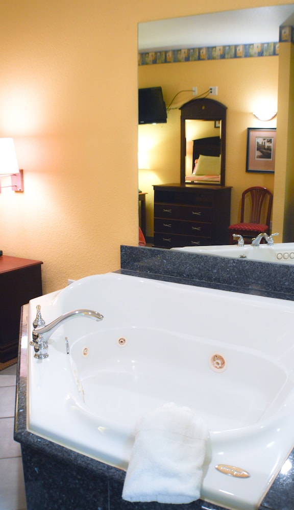 Suite, 1 King Bed, Non Smoking, Jetted Tub, photo 6