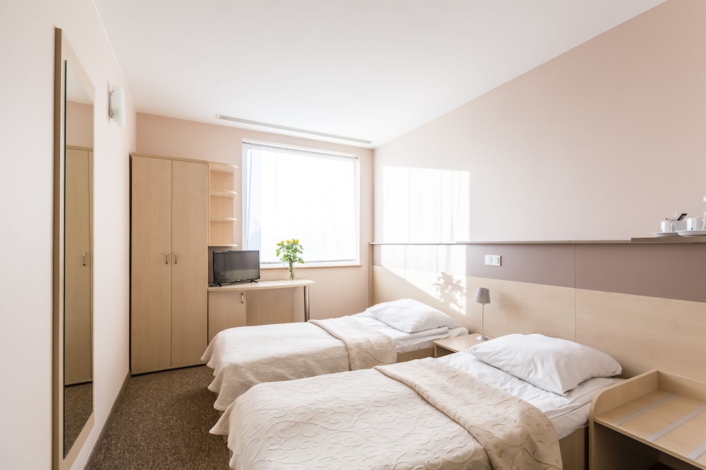 Basic Twin Room, 2 Twin Beds, Non Smoking - Photo 2