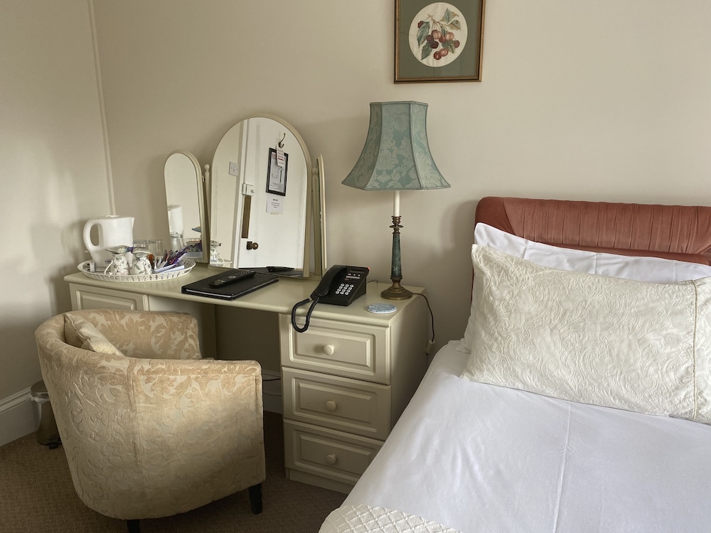 Small Twin Room (with Shower)