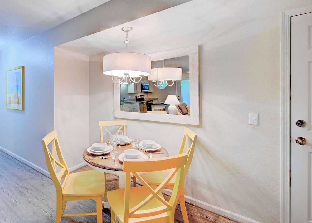 1 Bedroom 1king or 1queen Suite with Balcony photo 3