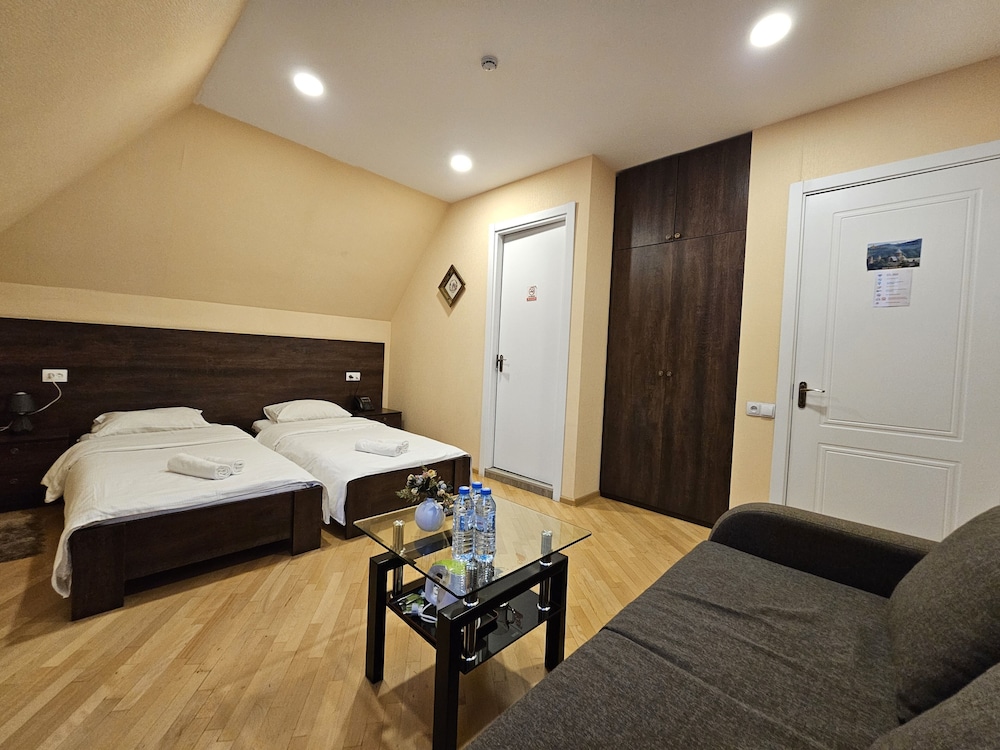 Economy Triple Room (402) photo 2