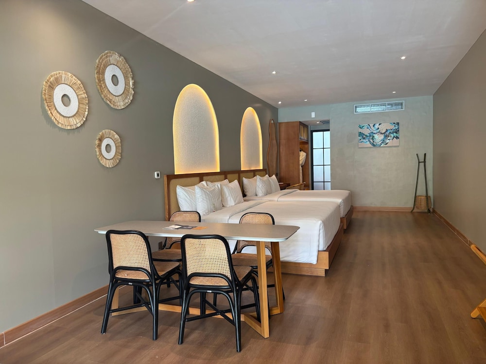 Family Suite Pool Side - Photo 1