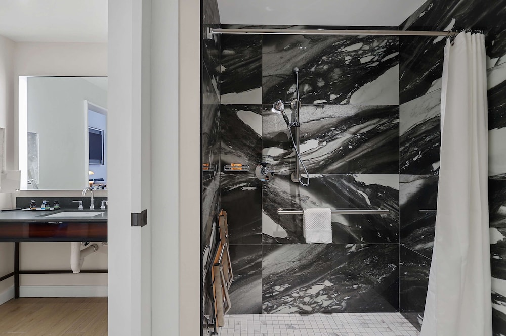Premium Room, 1 King Bed, Accessible (Mobility & Hearing, Roll-In Shower) - Photo 7