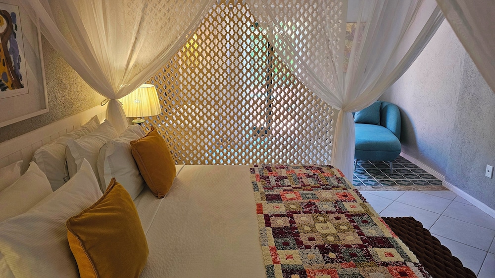 Suite, 1 King Bed, Hot Tub, Partial Ocean View photo 1