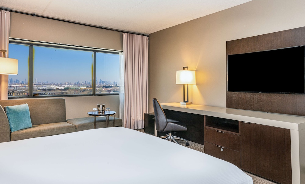 Room, 1 King Bed (Roll-In Shower, NYC Skyline View) photo 3