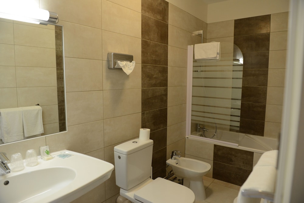 Twin Room - Photo 3