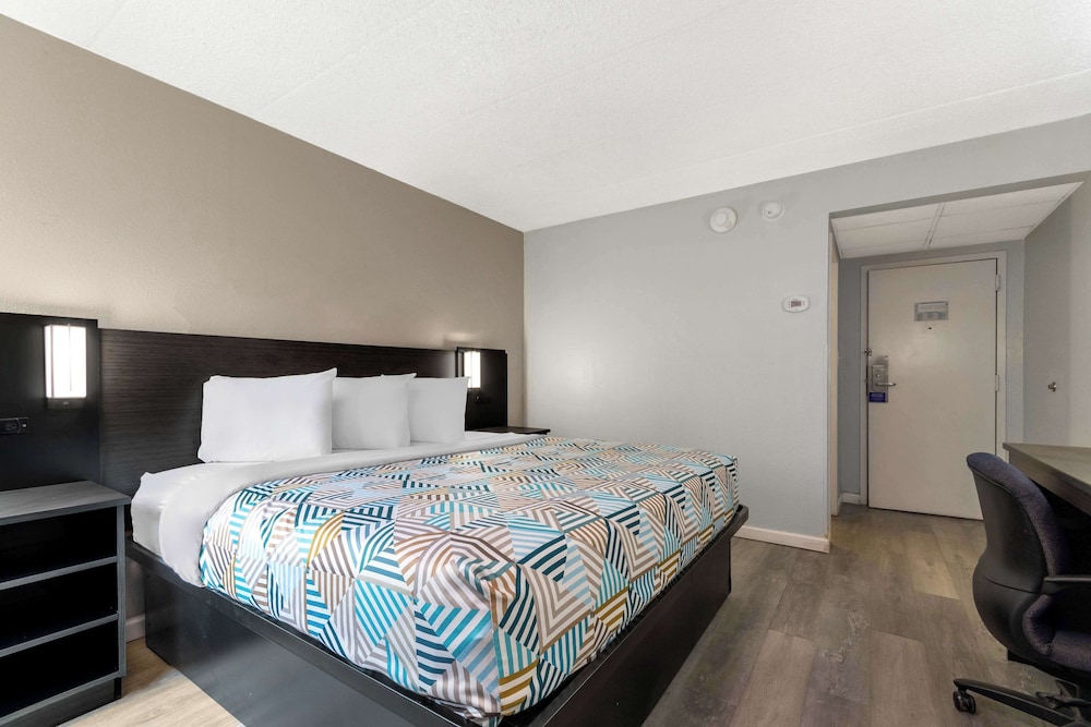 Standard Room, 1 King Bed, Non Smoking - Photo 4