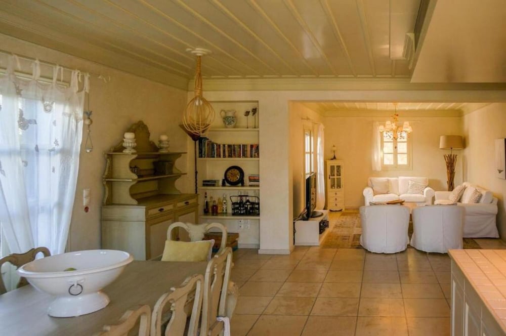 Villa, Smoking photo 1