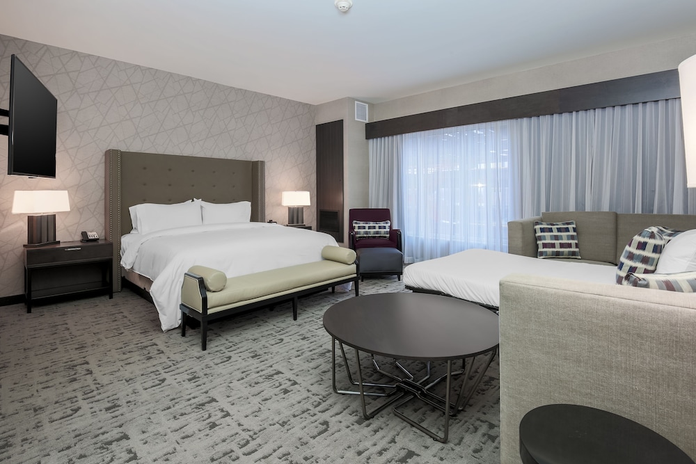 Suite, 1 King Bed, Accessible, Corner (Mobility & Hearing, Roll-in Shower) photo 2