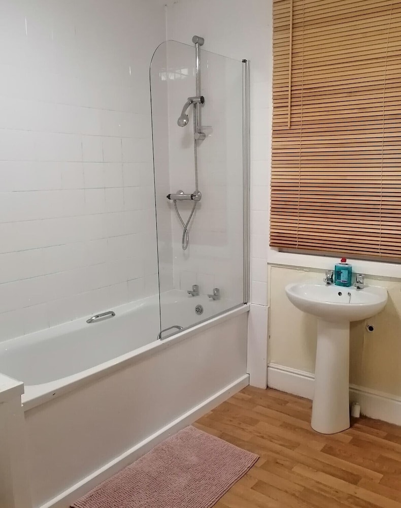 Family Room, Shared Bathroom (Room 2) photo 3