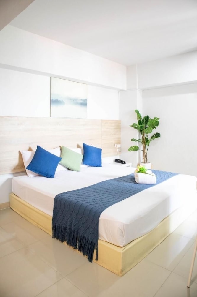 Premium Room, 1 King Bed, Non Smoking, Bathtub photo 2