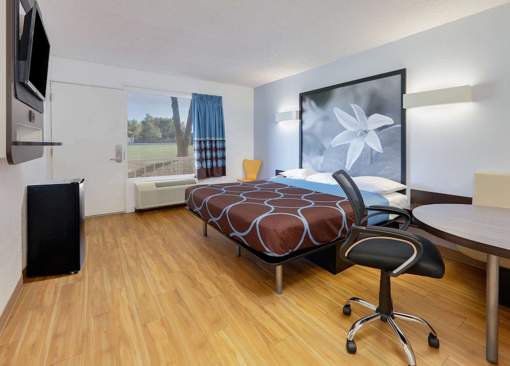 Room, 1 King Bed, Smoking photo 3