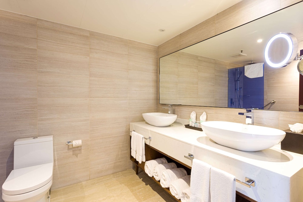 Executive Suite, 1 King Bed with Sofa bed, Pool View (Sky Loft Suite) thumbnail 6