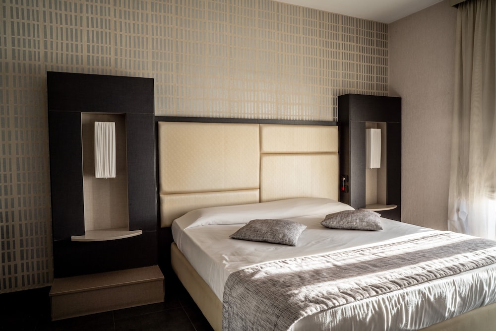 Standard Double or Twin Room - Photo 1