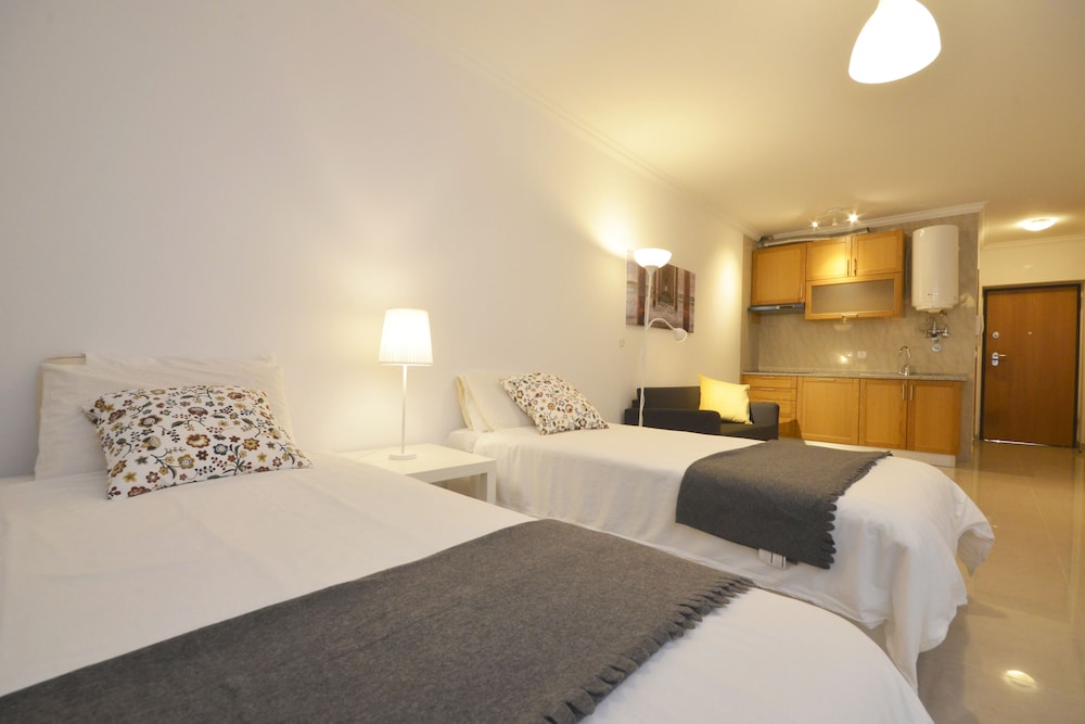 Deluxe Studio, 2 Twin Beds, Kitchenette photo 2