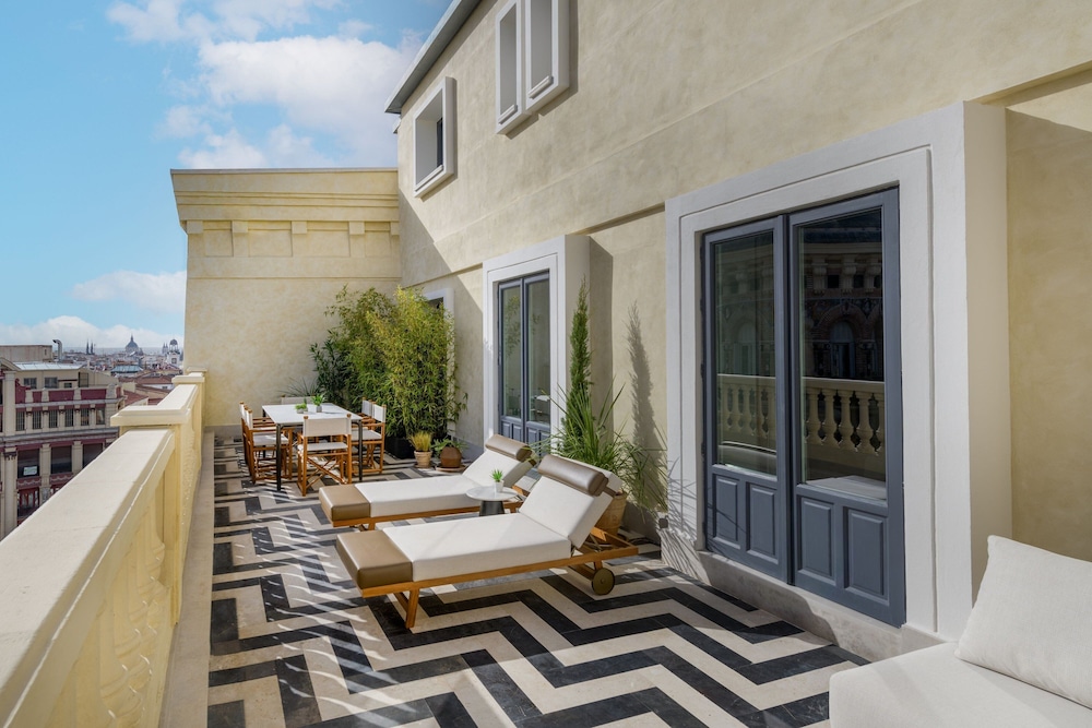 Signature Suite, 1 King Bed, Terrace (View)