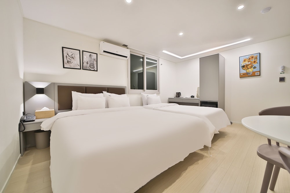 Premier Twin Room - Photo 1