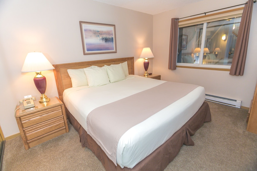 Signature Room, 1 King Bed with Sofa bed, Kitchen, Pool View (1 Bedroom Unit- Room 211-Pet Friendly) - Photo 1