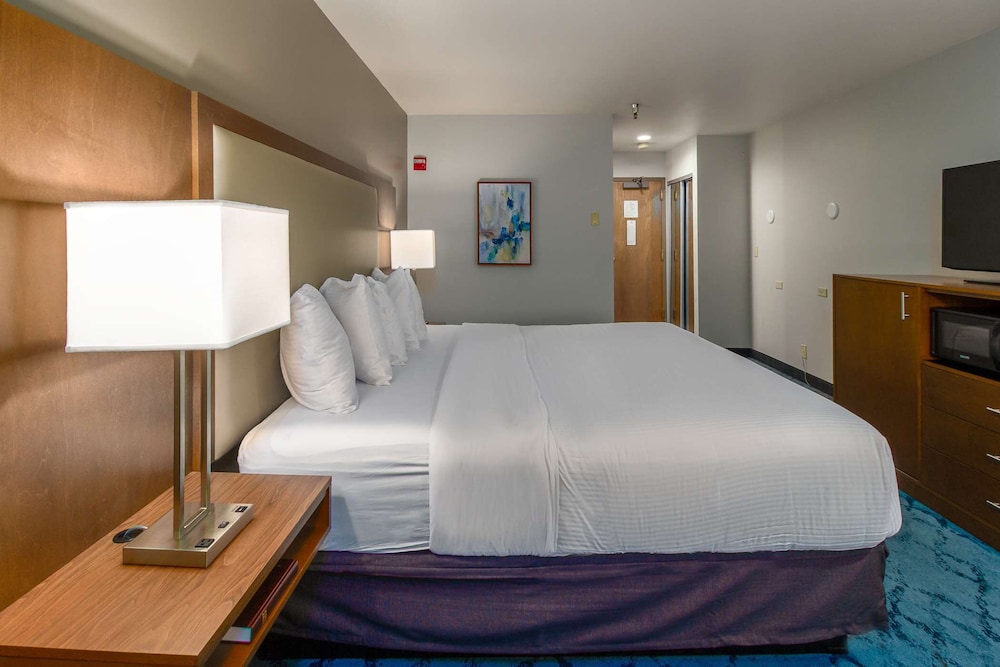 Premium Room, 1 King Bed - Photo 5
