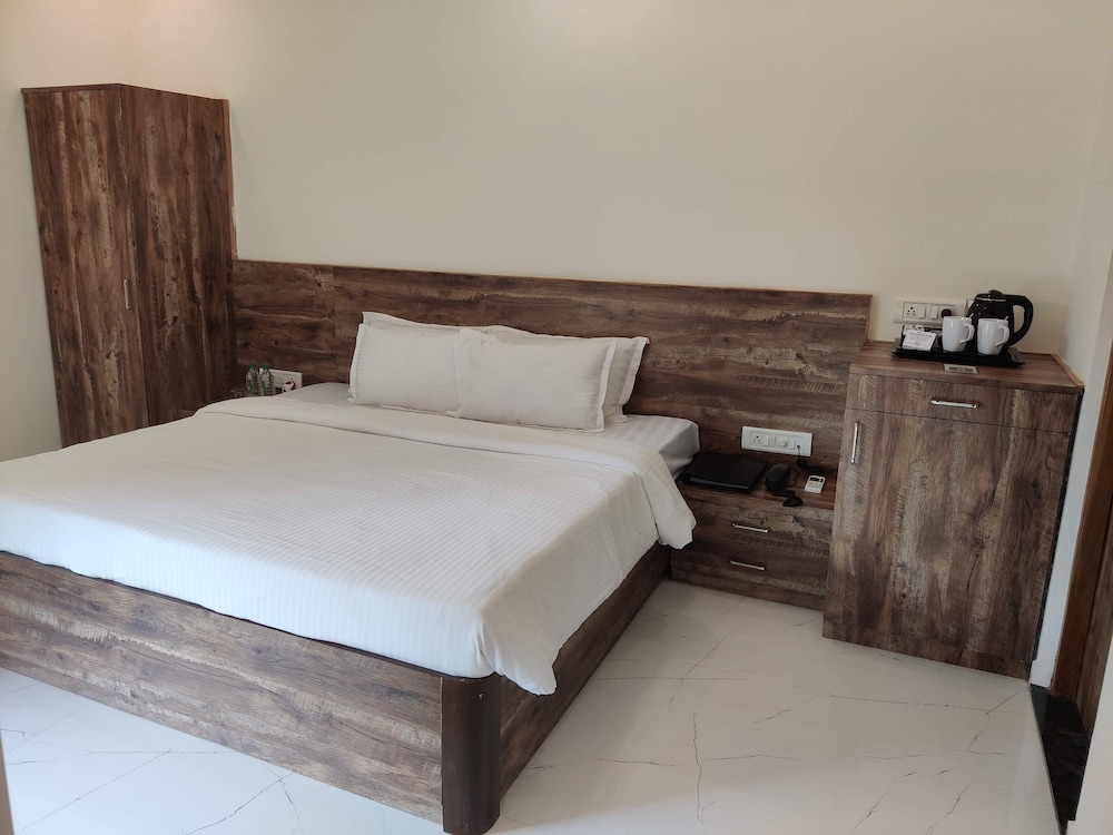 Deluxe Room, 1 King Bed, Garden View