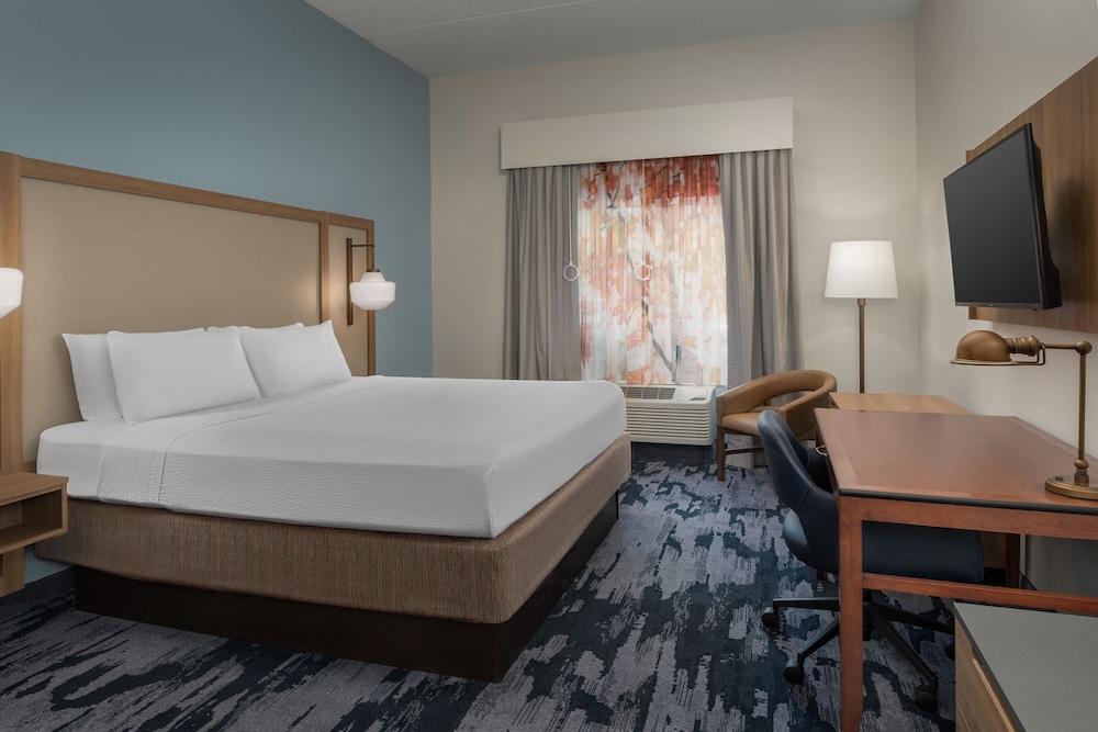 Room, 1 King Bed (Mobility Accessible, Roll-in Shower) photo 2