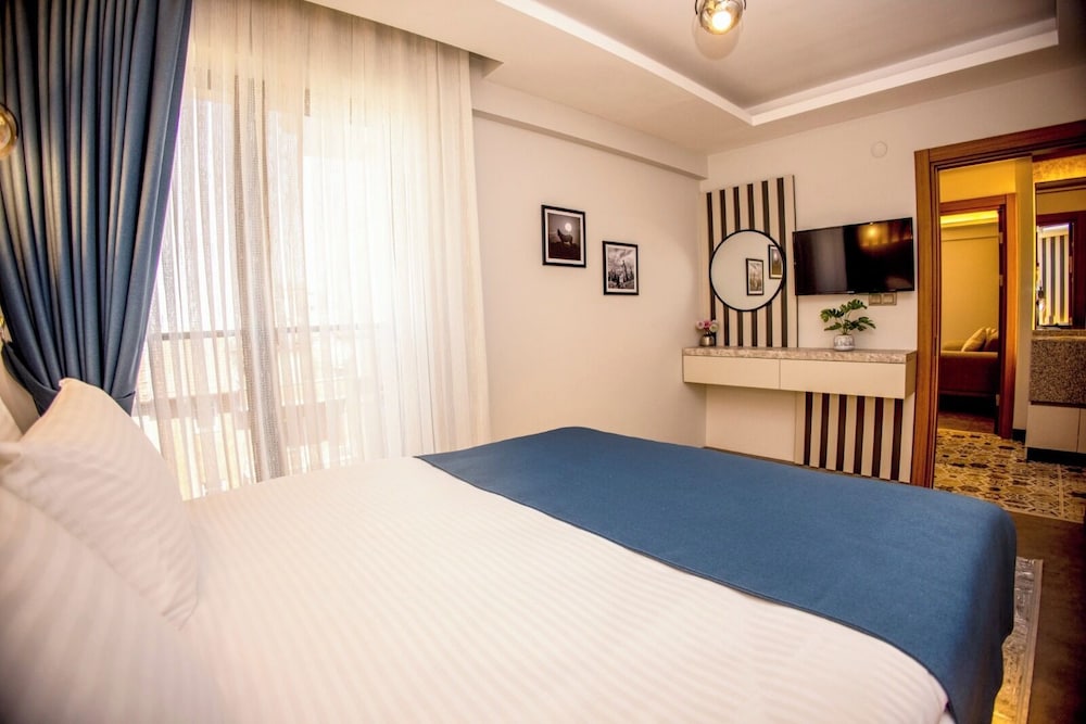 Deluxe Suite, Balcony, City View
