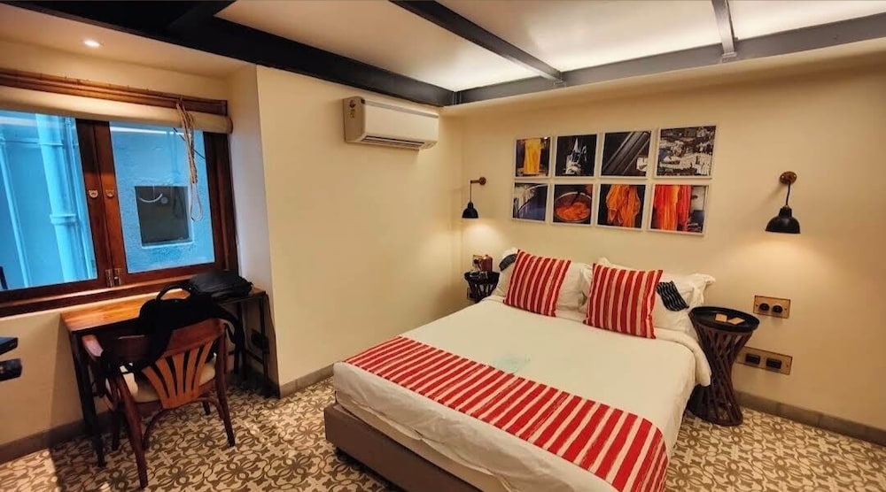 Deluxe Suite, City View
