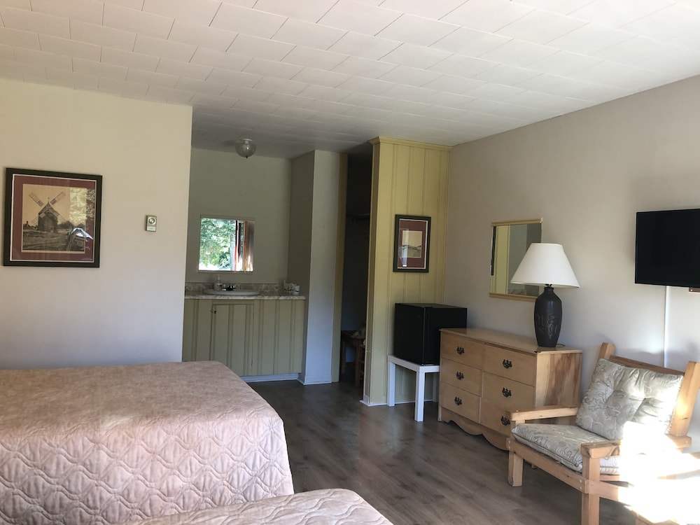 Double Room - Pool View/Wood Floor photo 3