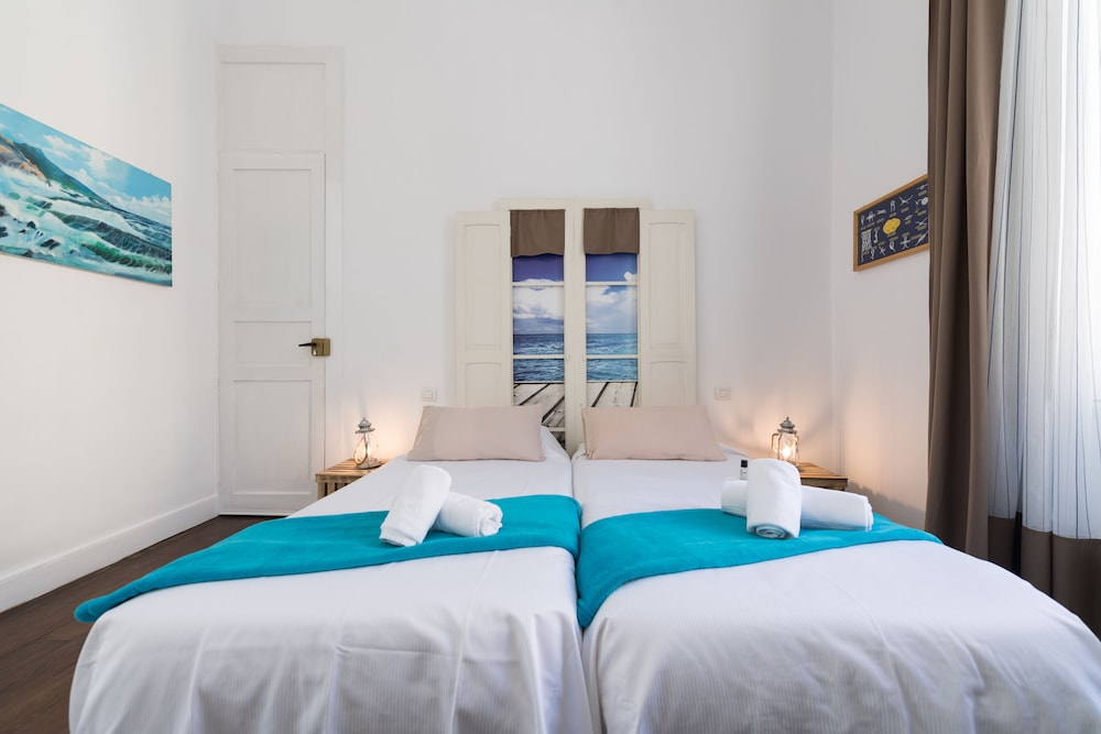 Twin Room, Shared Bathroom, City View photo 2