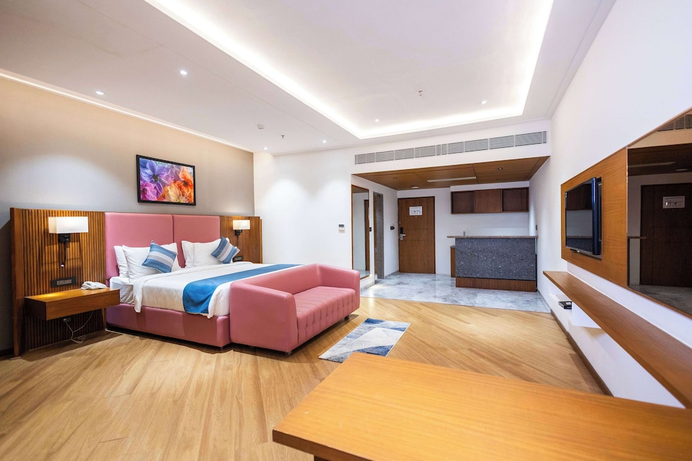 Junior Suite, 1 King Bed, Jetted Tub