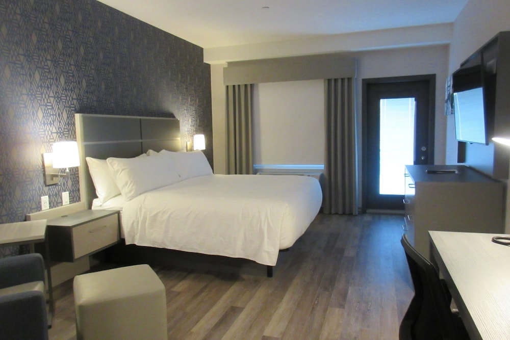 Standard Room, 1 King Bed, Non Smoking, Balcony (Dining Table) - Photo 1