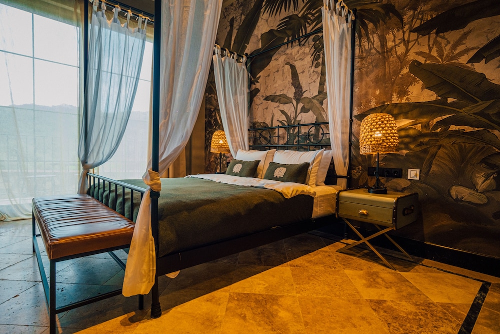 DELUXE ROOM WITH POOL VIEW - Photo 4