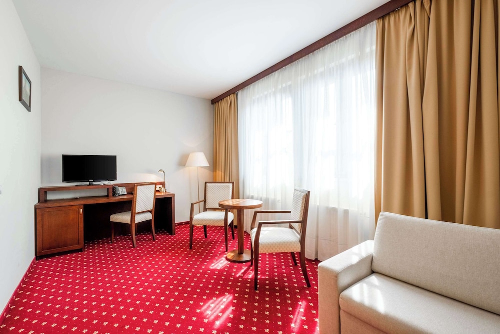 Deluxe Room, 1 King Bed, Non Smoking - Photo 4