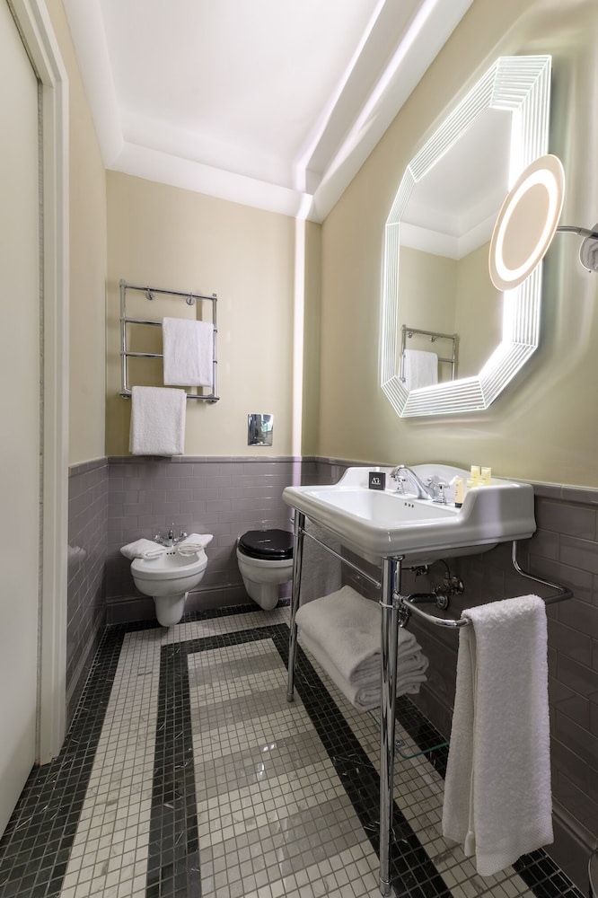 Junior Suite, Balcony thumbnail 5