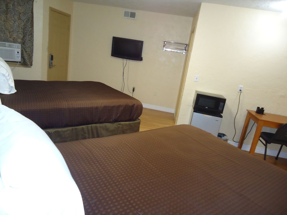 Standard Room, 2 Queen Beds, Non Smoking photo 2