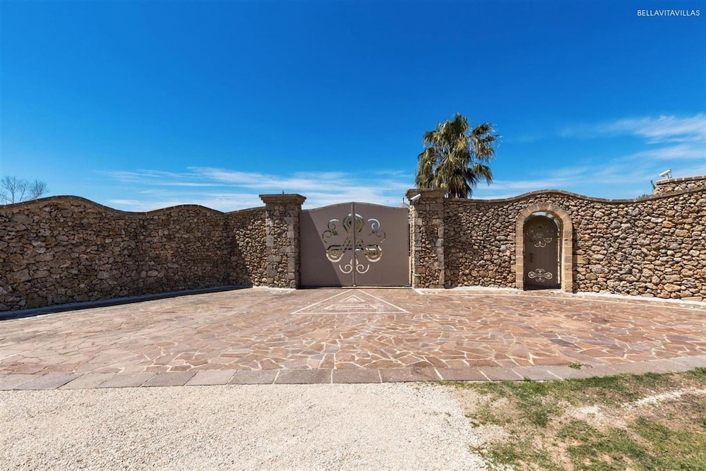 Villa photo 3