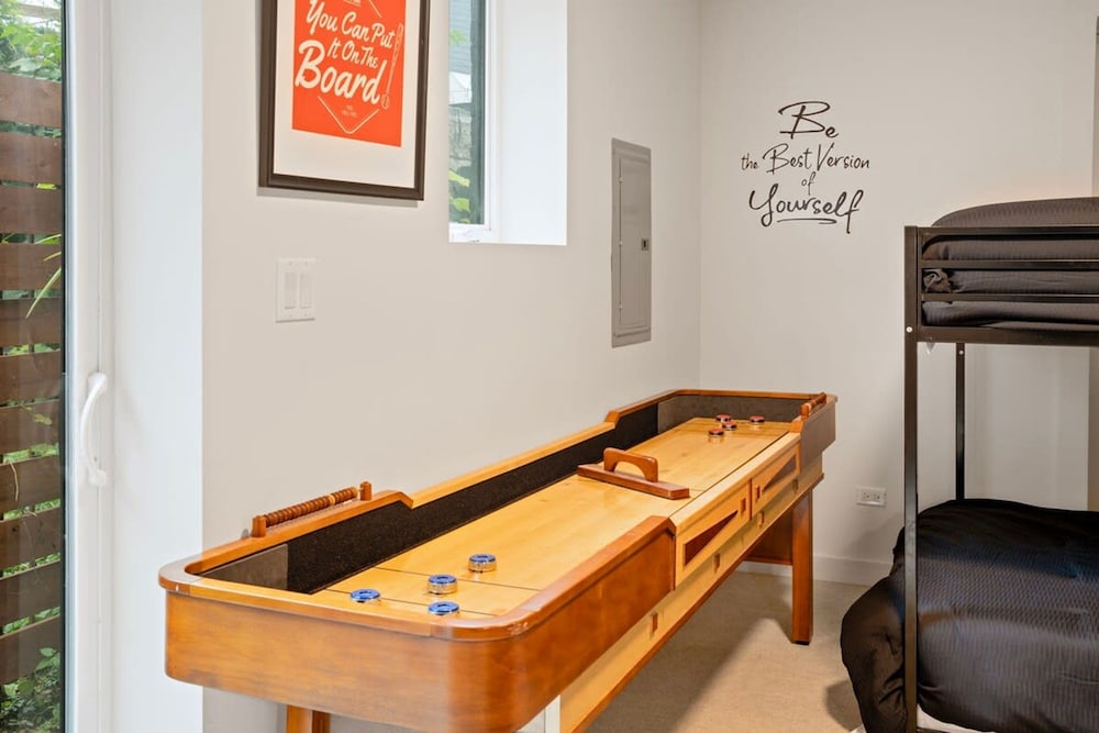 Chic 4-bedroom Haven Designer s Dream Home, Photo 38