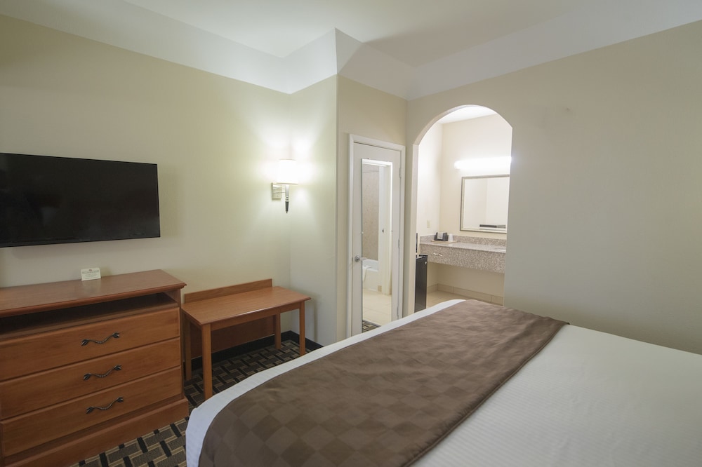 Deluxe Room, 1 King Bed, Smoking, Refrigerator & Microwave - Photo 7