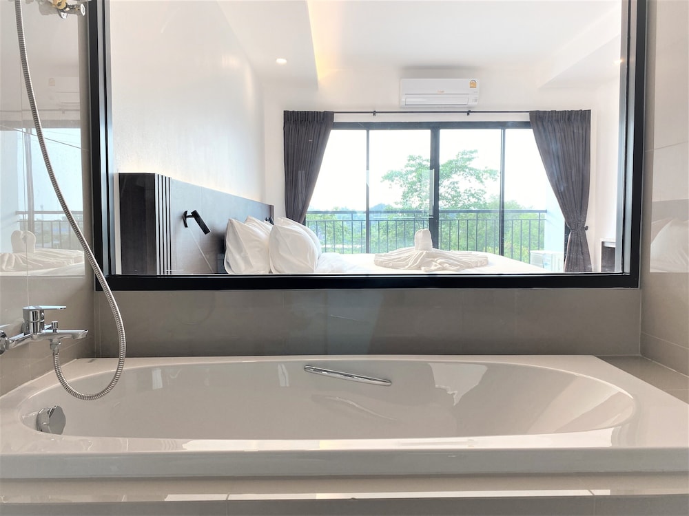 Deluxe Room, 1 King Bed, Bathtub - Photo 3