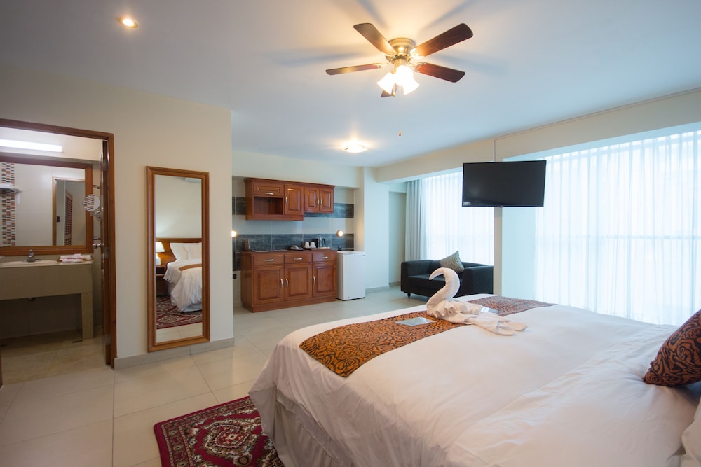 Family Room, 1 Bedroom - Photo 2