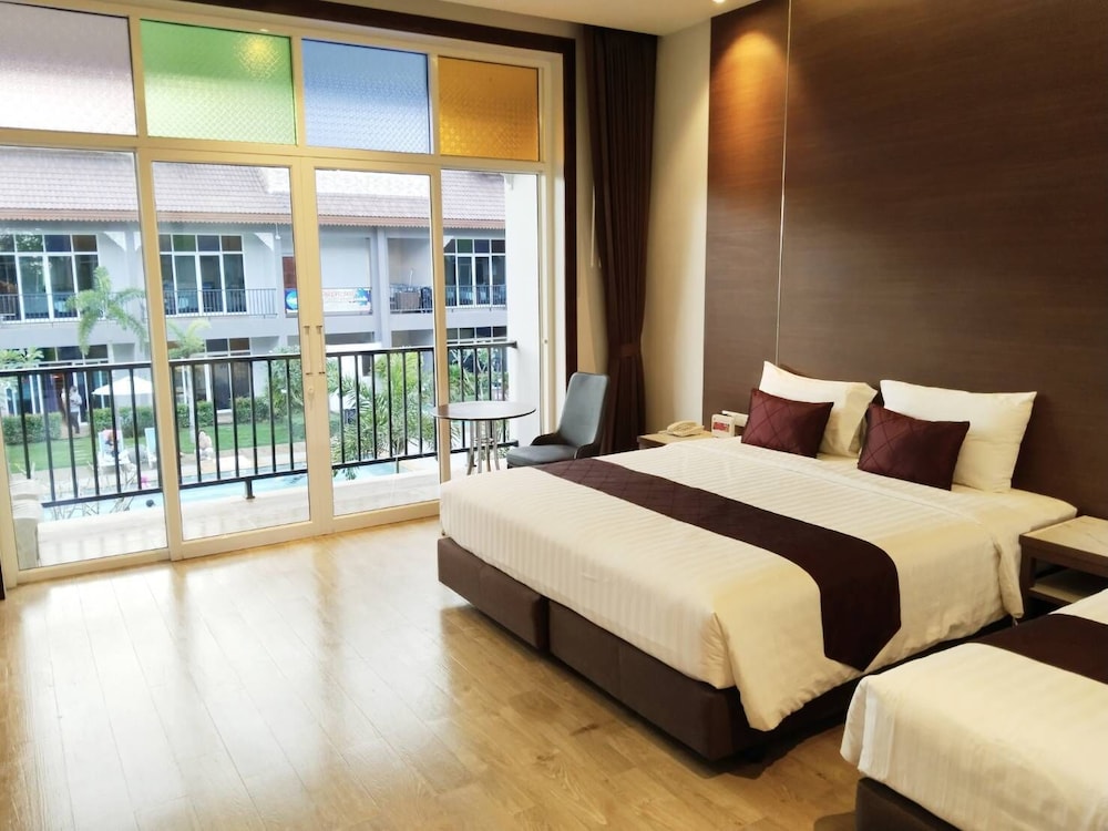Deluxe King Room - Photo 2