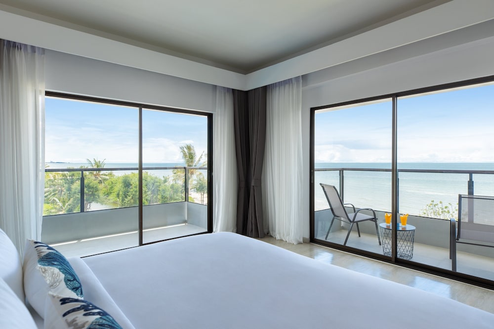 Suite, 1 King Bed (Ocean) - Photo 8