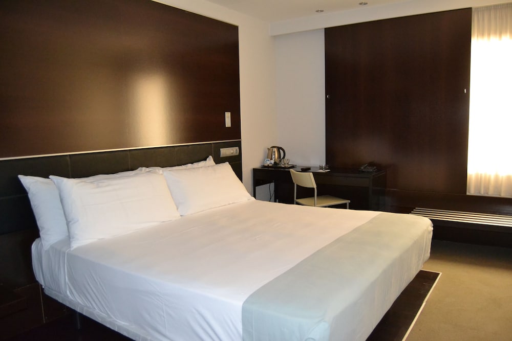 Premium Double or Twin Room - Photo 3