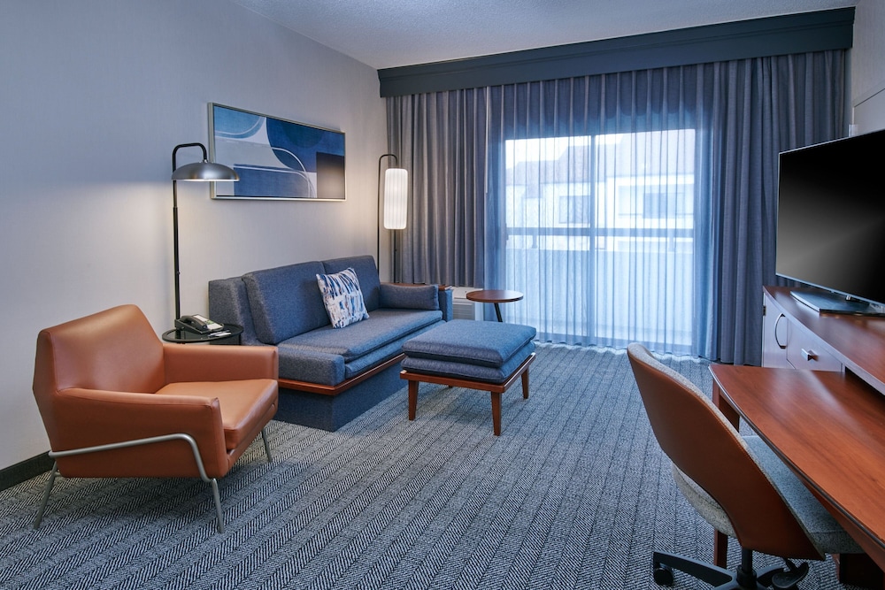 Suite, 1 Bedroom, Courtyard View - Photo 6