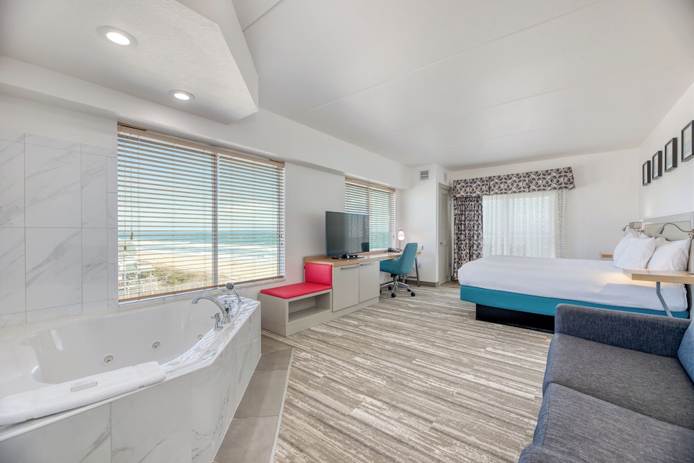 Deluxe Room, 1 King Bed with Sofa bed, Balcony, Oceanfront (Whirlpool) photo 1