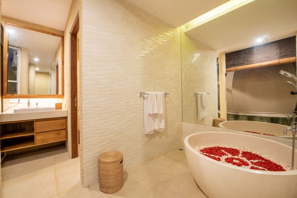 Luxury Glamping with Bathtub - Photo 4