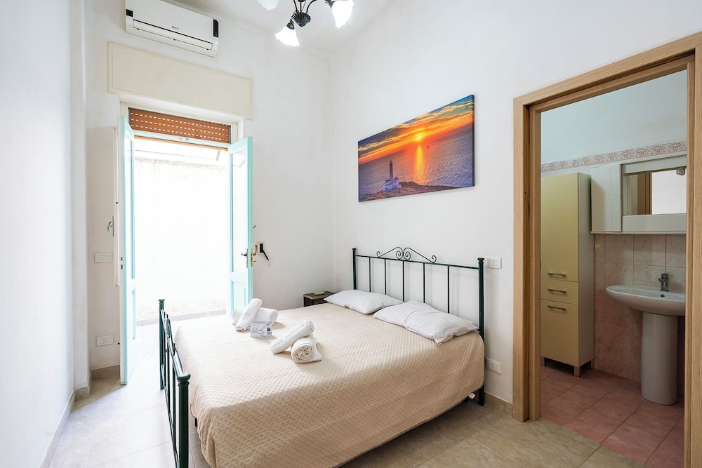 Standard House, Multiple Bedrooms, 2 Bathrooms (Le Torri Sul Mare 1 Centre Otranto)