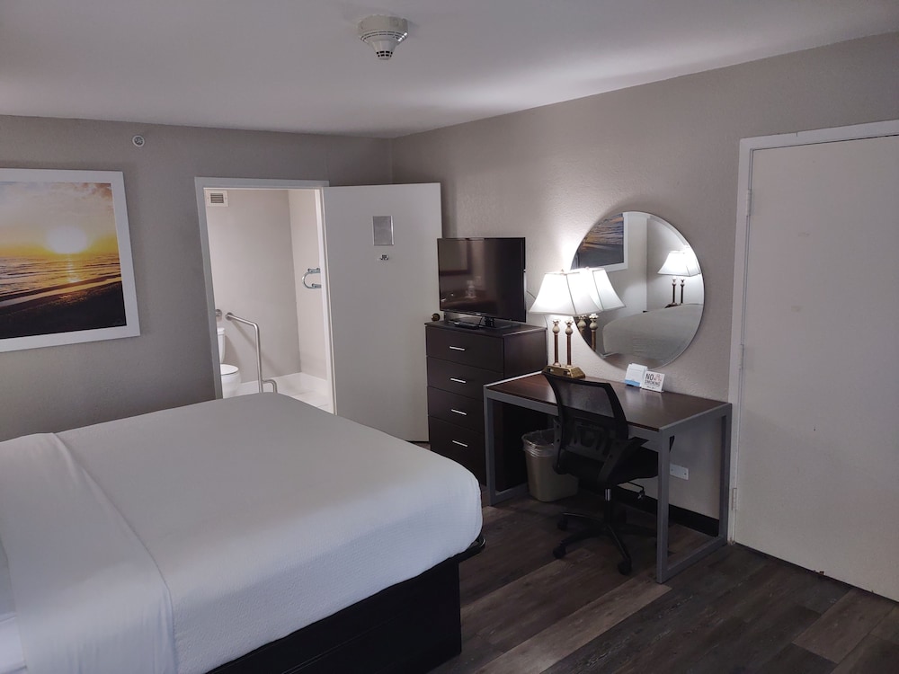 Room, 1 King Bed, Accessible, Non Smoking (Mobility/Hearing/Tub w/Grab Bars) - Photo 1