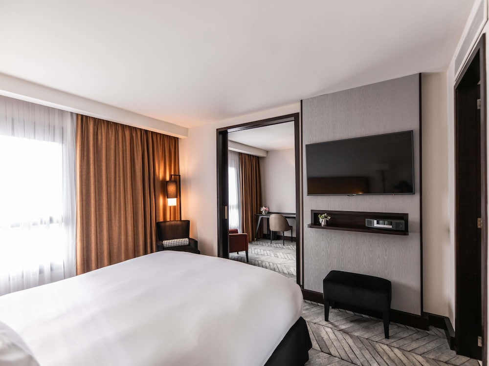 Prestige Suite, 1 King Bed, Lounge (High Floor) thumbnail 5